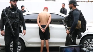 Eine Person wird während eines Einsatzes von der Polizei festgenommen. Bei dem Großeinsatz der Polizei  in der Favelas Alemao und dem Viertel Penha im Norden von Rio seien mehrere mutmaßliche Gangmitglieder festgenommen worden. Foto: Jose Lucena/TheNEWS2…