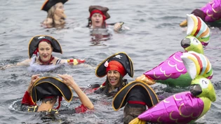 Die Schwimmerinnen und Schweimmer in Genf wetteifern um originelle Verkleidungen, die im Wasser auffallen und dem eisigen Bad standhalten.