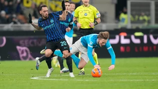 Prägten das Spitzenspiel: Inters Hakan Calhanoglu (links), der vom Penaltypunkt traf und Napolis Doppeltorschütze Scott McTominay
