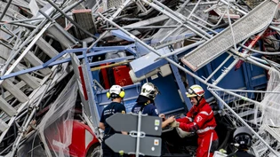 Rettungskräfte am 12. Juli 2024 nach dem Einsturz des Baugerüsts in Prilly VD. (Archivbild)