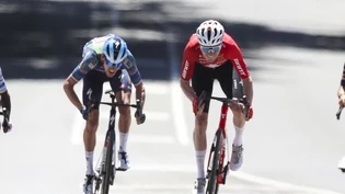 Der Schweizer Strassenmeister Mauro Schmid (rechts) sprintet in der 2. Etappe der Tour Down Under aufs Podest
