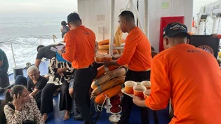 HANDOUT - Dieses von der philippinischen Küstenwache veröffentlichte Foto zeigt Mitarbeiter der philippinischen Küstenwache, die sich um Menschen kümmern, die sich an Bord der M/V Trisha Kerstin 3 in den Gewässern der Insel Baluk-baluk, Basilan,…