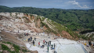 ARCHIV - Bergleute arbeiten im Coltan-Steinbruch D4 Gakombe in Rubaya, Kongo, am 9. Mai 2025.  Nach schweren Regenfällen ist es in einer Coltanmine zu einem Erdrutsch gekommen, bei dem mehr als 200 Menschen ums Leben kamen. Foto: Moses Sawasawa/AP/dpa