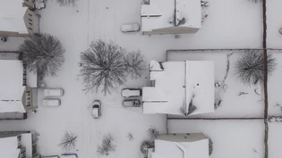 Schnee bedeckt den Ort. Ein Tiefdruckgebiet vor der Küste soll sich nach Angaben des nationalen Wetterdienstes zu einem Bombenzyklon entwickeln - einem explosiv erstarkenden Wintersturm. Erwartet werden kräftige Schneefälle, orkanartige Böen und…