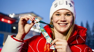 Rodlerin Natalie Maag zeigt ein paar der Pins, die sie in den letzten Tagen schon gesammelt hat