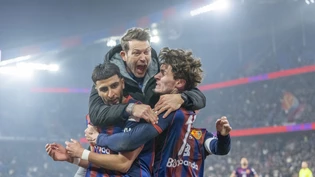 Trainer Stephan Lichtsteiner feiert mit Ibrahim Salah und Moritz Broschinski den Siegtreffer