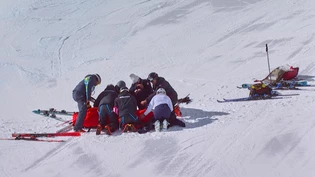 Lindsey Vonn wird nach ihrem Sturz in der Olympia-Abfahrt vom Rettungsteam umsorgt