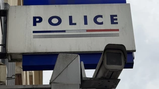 ARCHIV - An einem Kommissariat in Frankreich hängt ein Schild mit der Aufschrift Polizei.  (zu dpa: «Frankreich: Jugendbetreuer soll 89 Jungen missbraucht haben») Foto: Rachel Boßmeyer/dpa