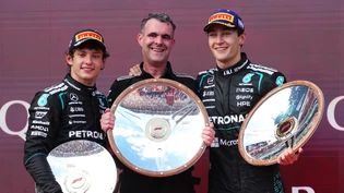 Auftaktsieger George Russell (rechts) feiert mit Teamkollege Kimi Antonelli (links) und Motorenchef Hywel Thomas den Doppelerfolg von Mercedes beim Saisonstart in Melbourne