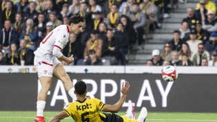 Nils Reichmuth erzielt das Tor zum 1:2 gegen den am Boden liegenden YB-Verteidiger Gregory Wüthrich