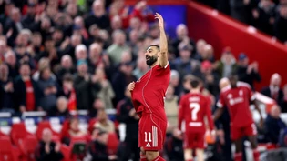 Liverpools Goalgetter Mohamed Salah lässt sich nach dem 4:0 feiern