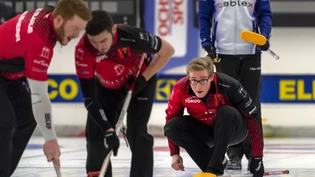 Das Schweizer Team mit Skip Marco Hösli (rechts) fegt Südkorea vom Eis
