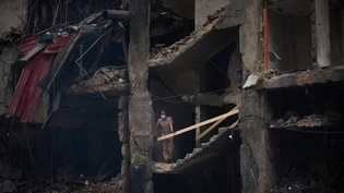 Ein Mann steht in einem zerstörten Gebäude in Beirut. Foto: Emilio Morenatti/AP/dpa