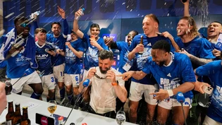 Schalke-Trainer Miron Muslic wird bei der Pressekonferenz von den Spielern gefeiert