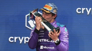 Kimi Antonelli küsst nach seinem Triumph in Miami die Siegertrophäe