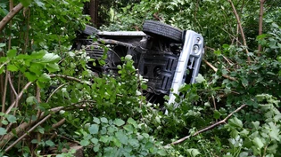 Im Gestrüpp am Waldrand kam das Fahrzeug sschliesslich auf der Seite liegend zum Stillstand. 
