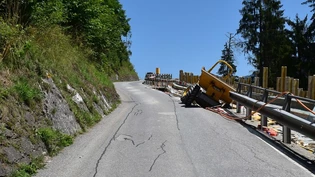 Die Maschine kippte seitlich teilweise in den Graben, wo der 25-Jährige arbeitete.
