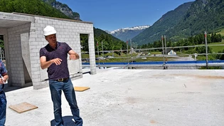 Es gibt noch viel zu tun: Coco-Geschäftsführer Alexander Keller erklärt die Pläne für das Projekt auf dem Rohbau im Linthpark Glarus Süd.