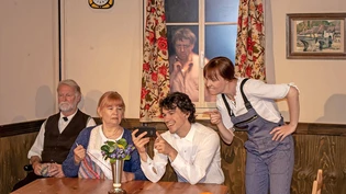 Szene aus «Holzers Peepshow»: Das Ensemble des Hof-Theaters zeigt die Komödie in Mollis.