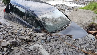 Das Auto wurde vom Murgang weggespült.