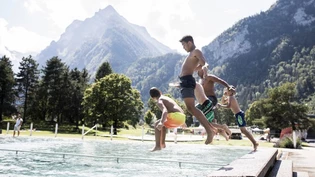 Die Temperaturen der nächsten Tage laden zu einem Besuch im Freibad ein.