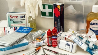 Einen Notfallkoffer im Auto mitzuführen, ist Pflicht. Doch wie genau reagiert man richtig, wenn Erste Hilfe geleistet werden muss?