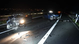 Die beiden Autos wurden total beschädigt.