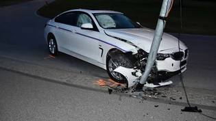 Obwohl das Auto stark in Mitleidenschaft gezogen wurde, blieben alle Beteiligten unverletzt.