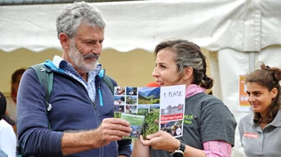 Stellvertretend: Da die Siegerin Romana Rademacher arbeitshalber nicht anwesend sein konnte, nahm ihr Nachbar den Hauptpreis entgegen.