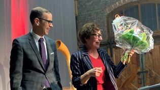 Kulturpreisverleihung an Bildhauerin Eva Oertli am Donnerstag im Kulturlokal Güterschuppen in Glarus. Regierungsrat und Vorsteher des Departements Bildung und Kultur, Markus Heer, übergibt den Preis von 20'000 Franken an die Künstlerin.