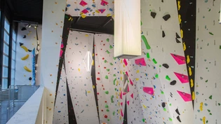 Die renovierte Kletterhalle 1 ist offener gestaltet, mit diverseren Routen eigerichtet und frisch belichtet