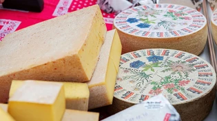 Glarner und Bündner Käse verfügen über eine gute Qualität, sind jedoch teilweise mangelhaft deklariert.