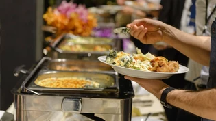 Lebensmittelkontrolleure nehmen regelmässig Proben in Bündner und Glarner Verpflegungsbetrieben.