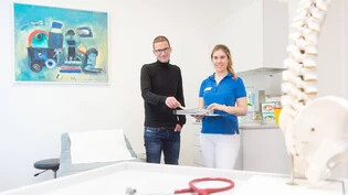 Auf der Suche nach Unterstützung: Björn Caviezel und Fabienne Rösch gehen gemeinsam Unterlagen durch in einem Praxiszimmer im medizinischen Zentrum «Gleis D» in Chur.