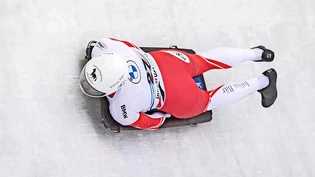 Wie auf Schienen: Basil Sieber ist unterwegs im Eiskanal von Innsbruck.