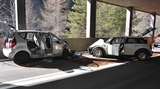 Verkehrsunfall mit drei Personenfahrzeugen: Fünf Personen mussten mit leichten bis mittelschweren Verletzungen in das Spital Thusis gebracht werden.