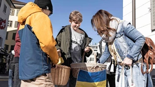 Ins Zeug gelegt: Die Kinder aus Ennenda verkaufen in Glarus Kuchen und Guetzli und sammeln damit über 5000 Franken für die Ukraine.