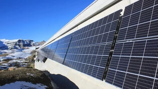 Grüner Strom: Die Muttsee-Staumauer mit Solar-Paneelen der Firma Planeco.