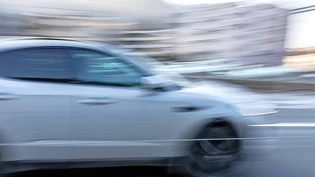 Raserfahrt: Ein St. Galler wird innerorts mit 128 Stundenkilometer von der Glarner Polizei geblitzt und muss dafür ins Gefängnis.