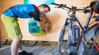 So geht Auftanken im Glarnerland: Dank der IG Bike Glarnerland stehen im Glarnerland 15 neue E-Bike-Ladestationen. 