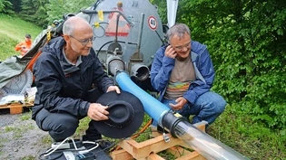 Klappt es oder klappt es nicht? Initiator Hannes Hochuli (links) und Projektleiter Albert Loichinger warten gespannt auf die Dinge, die da kommen sollen.