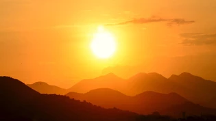 Kürzeste Nacht und längster Tag: Zum Sommerbeginn geht es mit hochsommerlichen Temperaturen weiter.