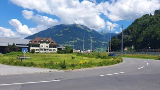 Baubeginn Anfang August: Auf dieser Wiese auf dem Areal der ehemaligen Korkfabrik E. & H. Schlittler AG in Näfels entsteht ein neues Geschäftshaus mit einer Lagerhalle im Erdgeschoss und Büros in den zwei Stockwerken darüber.  