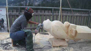 Live Kunst: Die sechs Holzbildhauenden können bei der Arbeit besucht werden.
