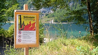Waldbrandgefahr: Im Klöntal machen Plakate auf das Feuerverbot aufmerksam.