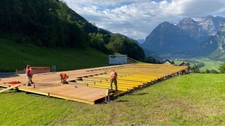  Bei der Arbeit: Der Zivilschutz ist eine wichtige Stütze beim Aufbau der Infrastruktur für gesellschaftliche Grossanlässe.