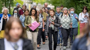 Spazierend im Gespräch: Auch dieses Jahr plant das Forum für Friedenskultur am Ilanzer Sommer wieder verschiedene «Gedankengänge» wie hier 2021 mit alt Bundesrätin Eveline Widmer-Schlumpf (Mitte).