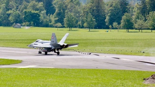 Perfekt eingehakt: Die extra aufgebaute Kabelfanganlage am Pistenrand sorgt dafür, dass der Kampfjet rechtzeitig zum Stehen kommt. 