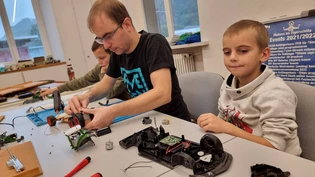 Tüftler am Werk: Die Roboter werden aus ausrangierten Spielzeugen zusammengebaut.