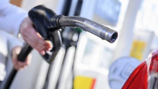 Tanken wird wieder günstiger: Der Griff zur Zapfpistole tut nicht mehr so weh wie noch vor einigen Wochen.